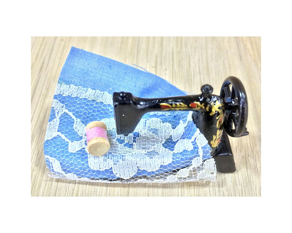 Ditta Montanini 86849 Macchina da Cucire Miniatura H-3 cm