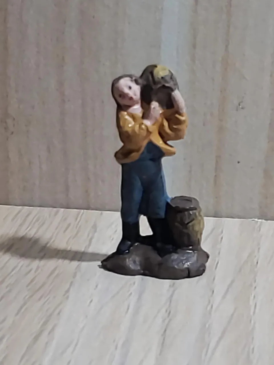 Ditta Montanini Pastori in terracotta TC30012 Statuina con botti presepe