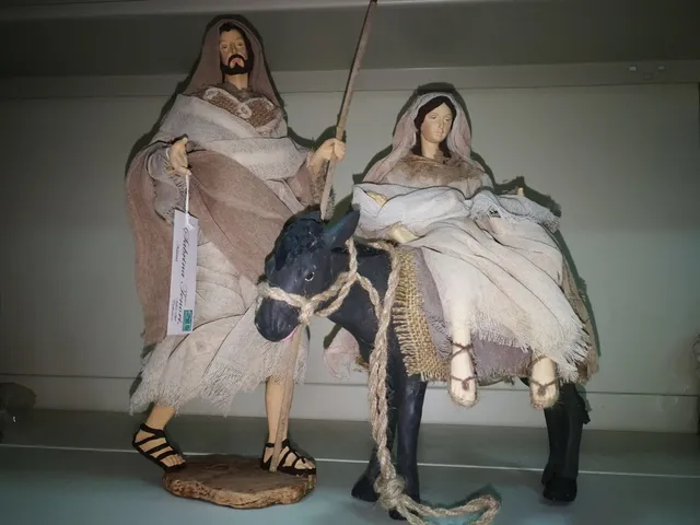 Ditta Montanini 01828 Natività vestita resina 33 cm
