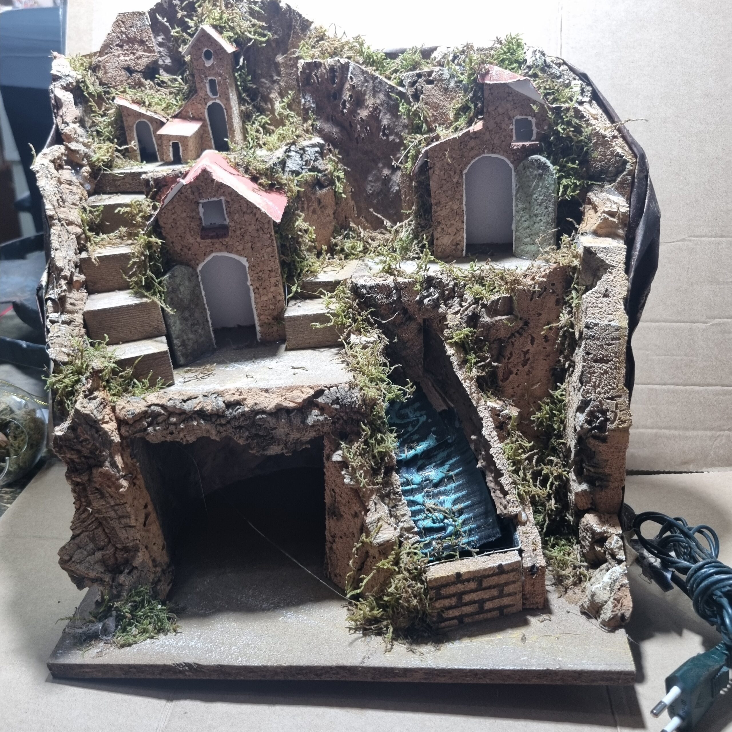 Ditta Montanini Presepi P3020 Presepe con Cascata e Luci