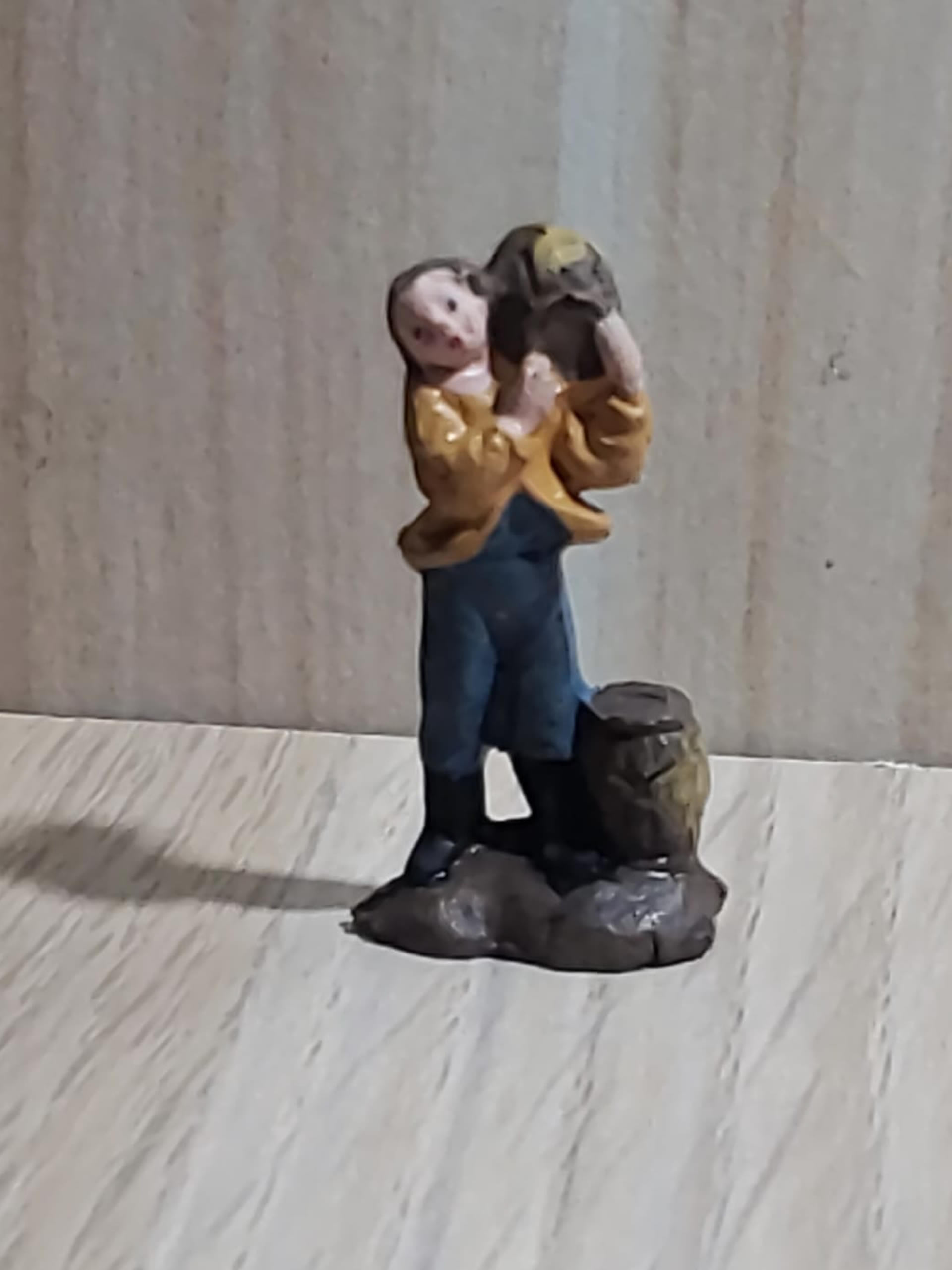 Ditta Montanini Pastori in terracotta TC30012 Statuina con botti presepe