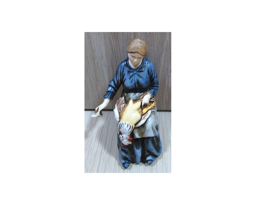 Gruppi Landi 0141-01A donna seduta con pollo statuina presepe