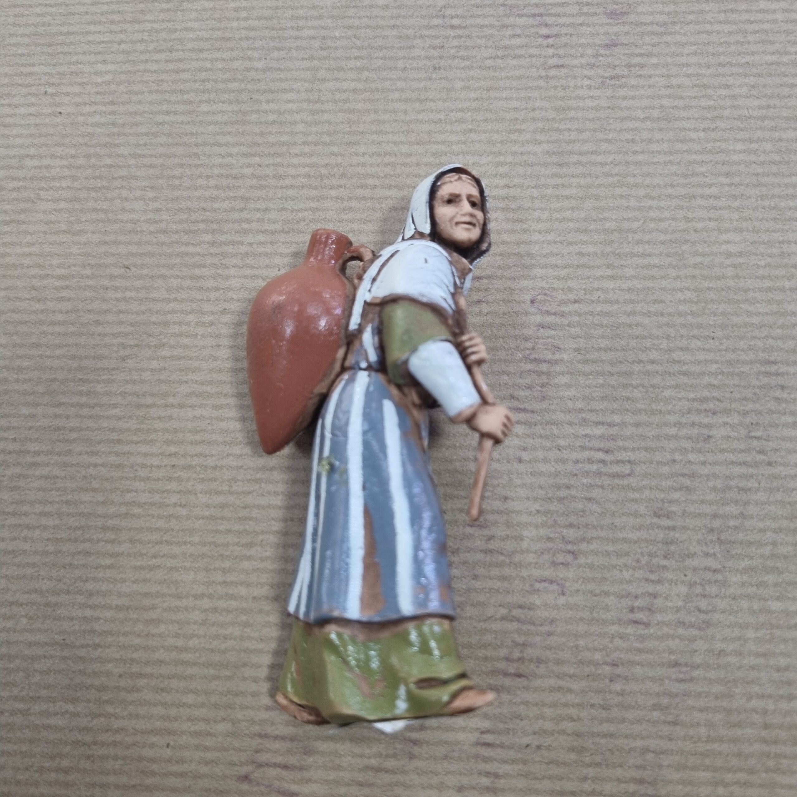 Ditta Montanini CS1033 donna con anfora in spalla presepe