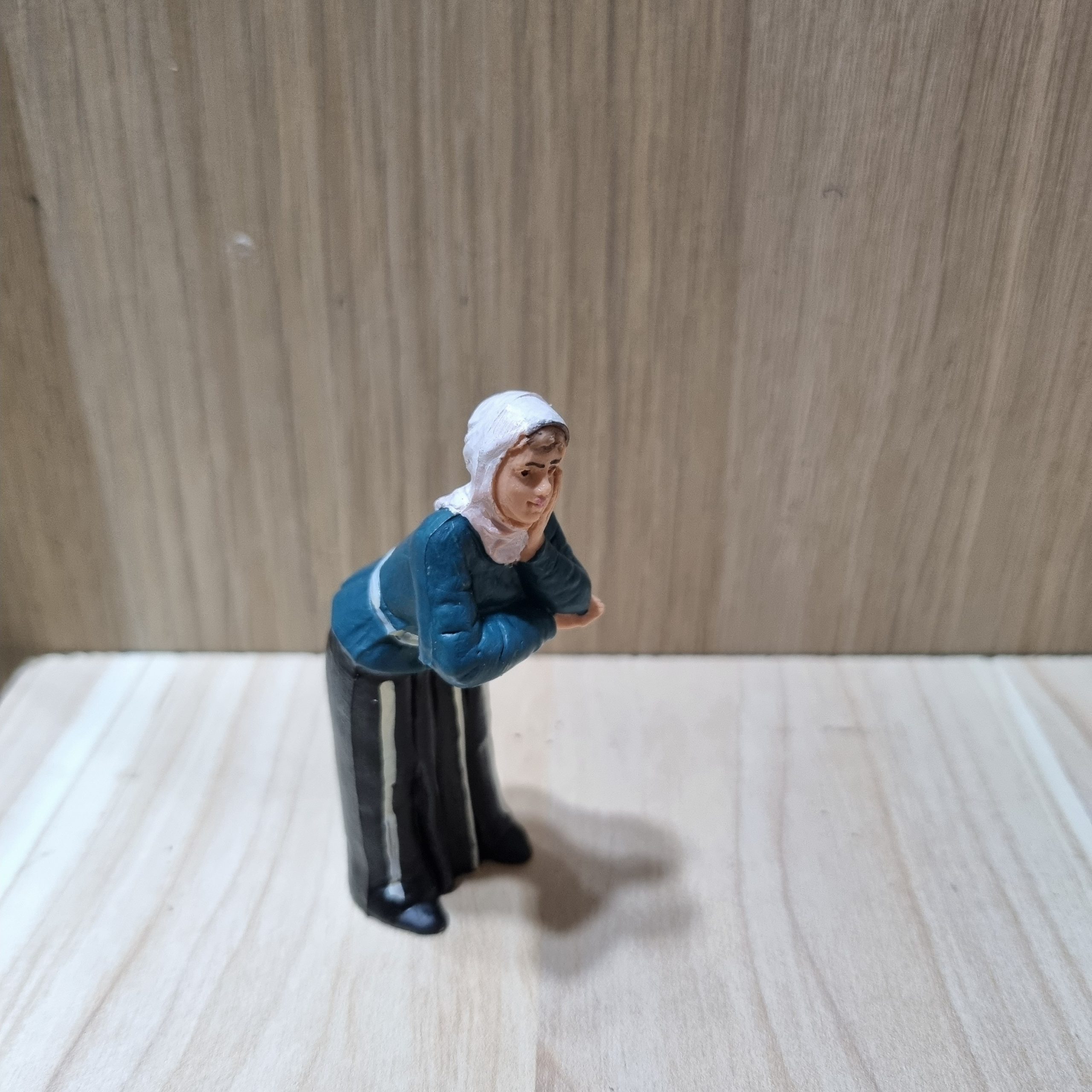 Montanini Euromarchi statuina donna alla finestra in pvc