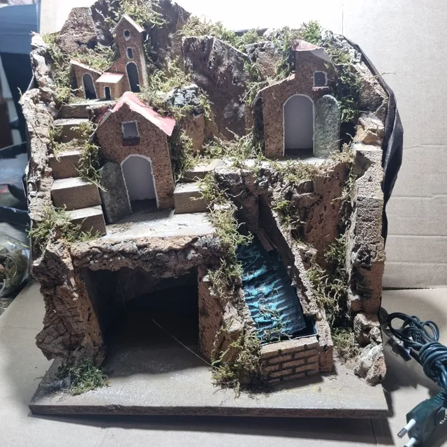 Ditta Montanini Presepi P3020 Presepe con Cascata e Luci