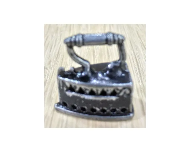 Ditta Montanini Minuterie 86845 Ferro da Stiro Miniatura