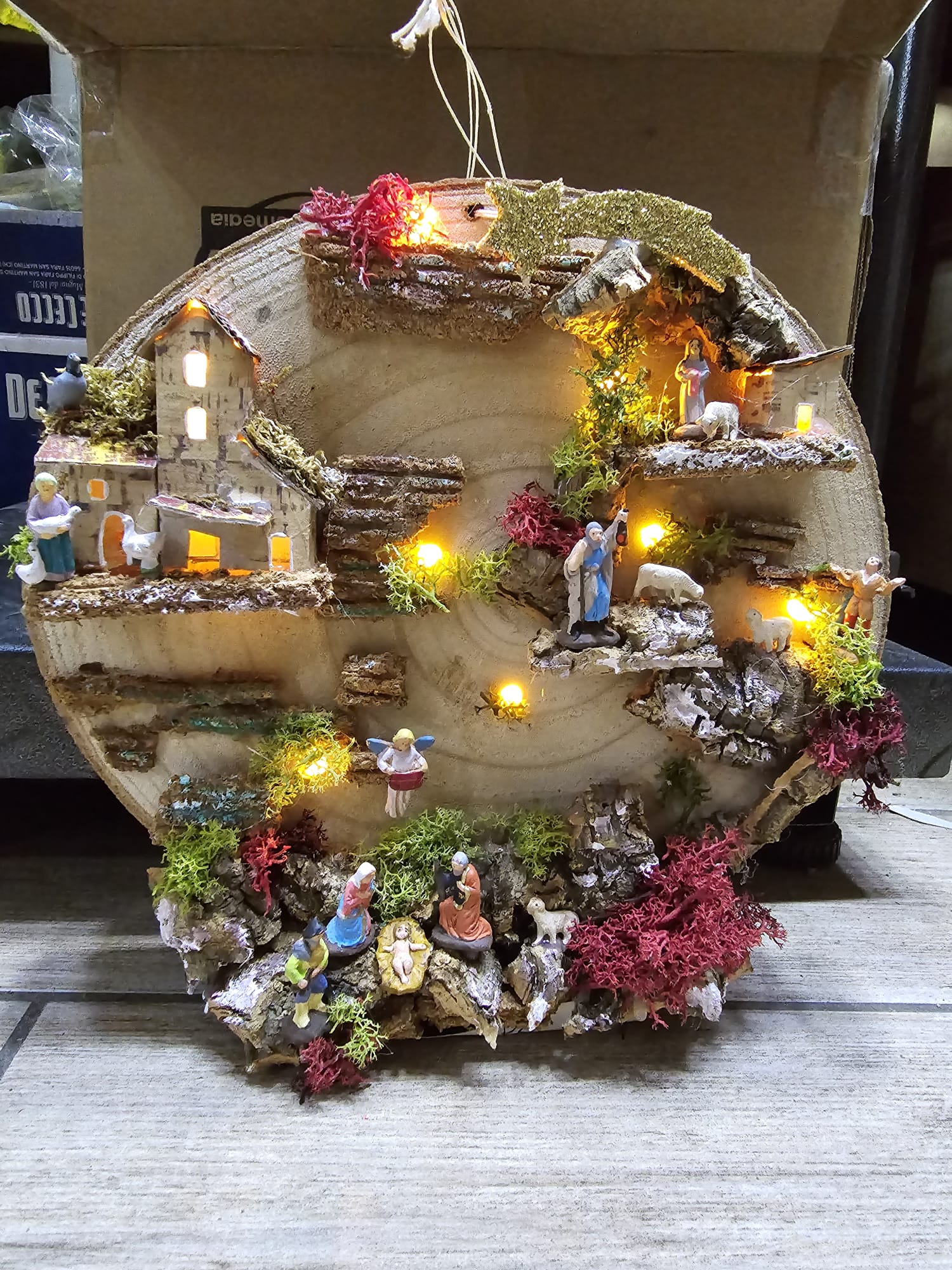 Ditta Montanini Articoli da Regalo Presepe Tronco 30 cm Luci