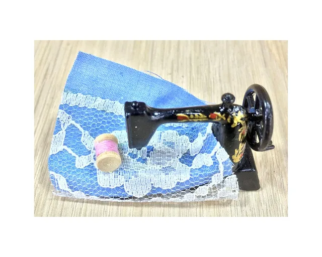 Ditta Montanini 86849 Macchina da Cucire Miniatura H-3 cm