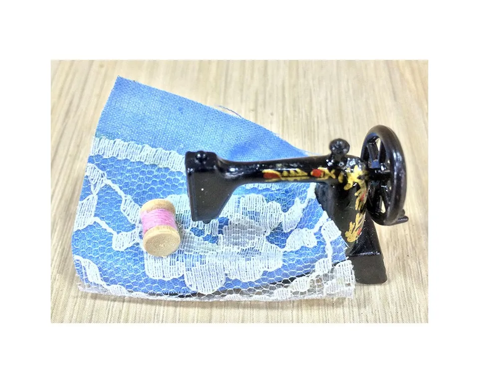 Ditta Montanini 86849 Macchina da Cucire Miniatura H-3 cm
