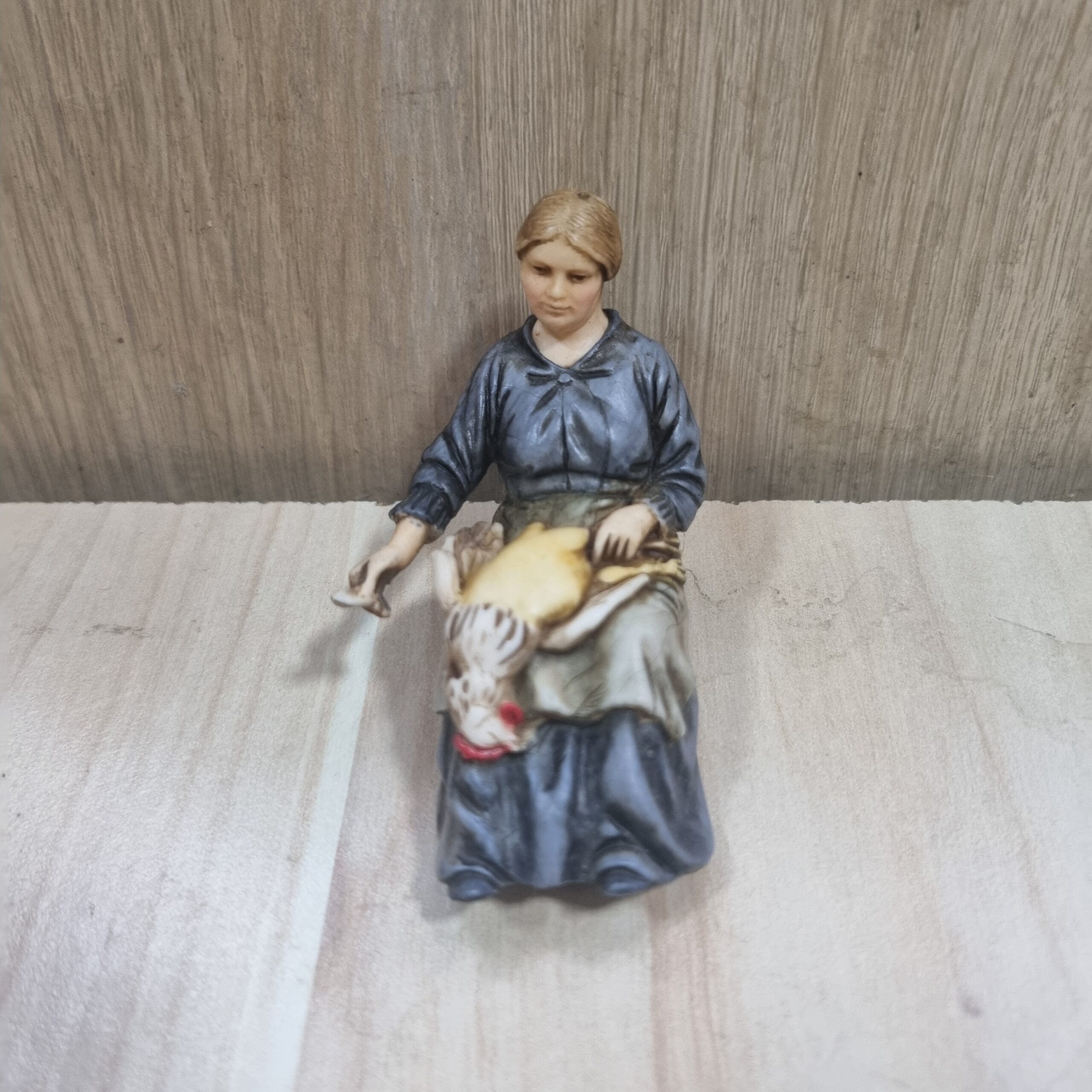 Ditta Montanini Pastori Landi donna spenna polli statuina