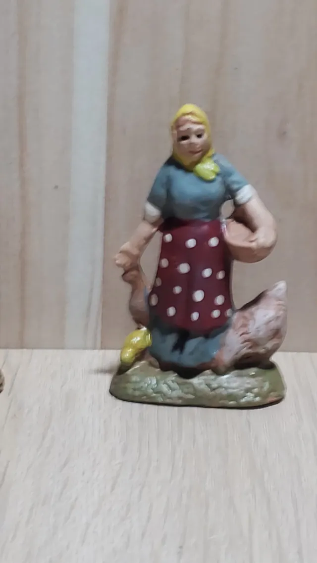 Ditta Montanini TC13 donna con galline pastore 6 cm terracotta
