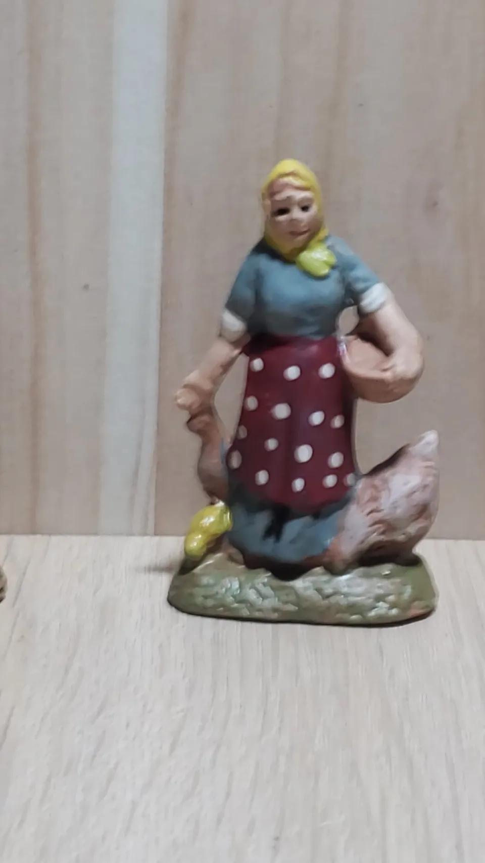 Ditta Montanini TC13 donna con galline pastore 6 cm terracotta